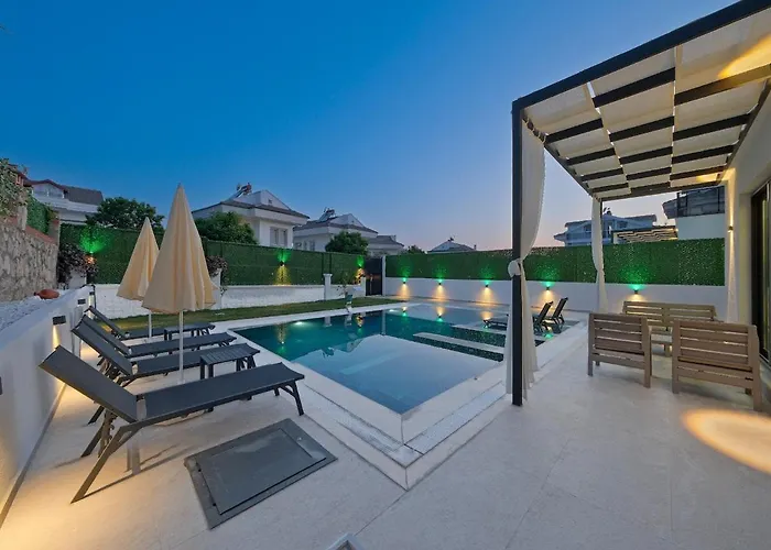 Vila Detached With Private Pool In Oeluedeniz,