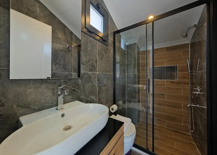 Detached With Private Pool In Oeluedeniz, Villa