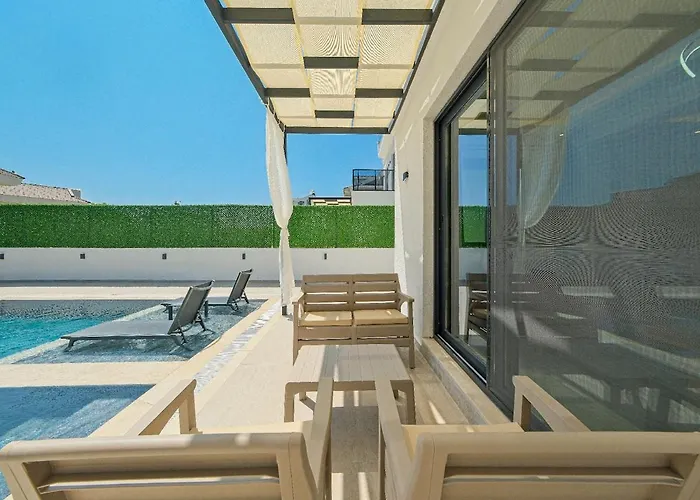 Detached With Private Pool In Oeluedeniz, Villa