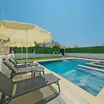 Detached With Private Pool In Oeluedeniz, Vila