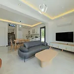 Detached With Private Pool In Oeluedeniz, Vila