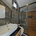 Detached With Private Pool In Oeluedeniz, Vila