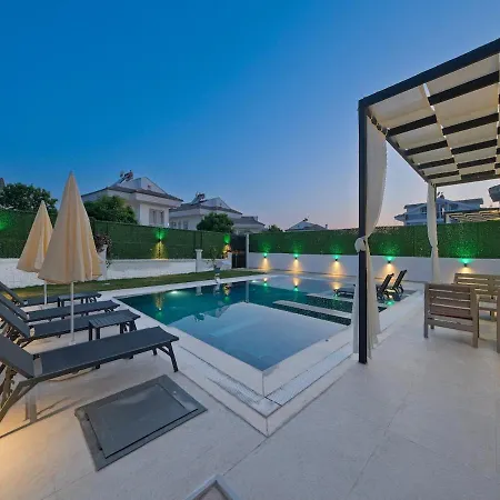 Willa Detached With Private Pool In Oeluedeniz,