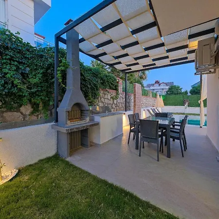 Detached With Private Pool In Oeluedeniz, Willa