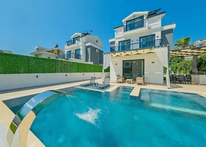 Detached With Private Pool In Oeluedeniz, Vilă